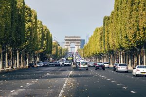 Avenue des Champs-Elysées et Arc de Triomphe à Paris