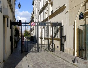 Entrée de la Cité des Fleurs à Paris 17e - quartier des Epinettes